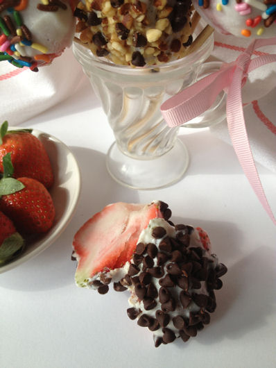 Frozen Strawberry Yogurt Pops-E