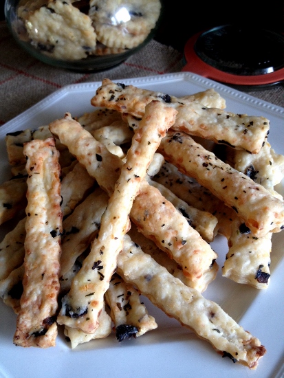Post image for Feta Olive Cheese Straws